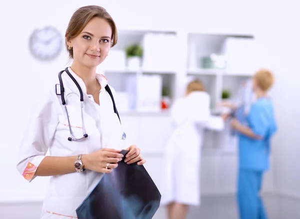 Woman doctor standingat hospital — Stock Photo, Image