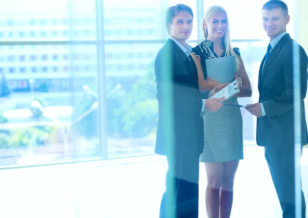 Gente de negocios dándose la mano después de reunirse — Foto de Stock