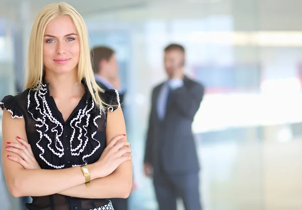 Zakenvrouw permanent op voorgrond in office — Stockfoto