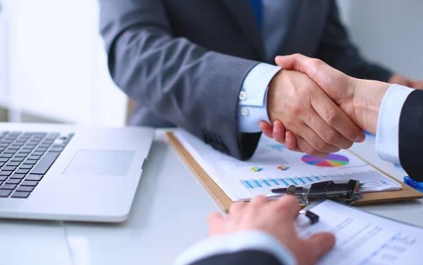 Gente de negocios dándose la mano, terminando una reunión —  Fotos de Stock