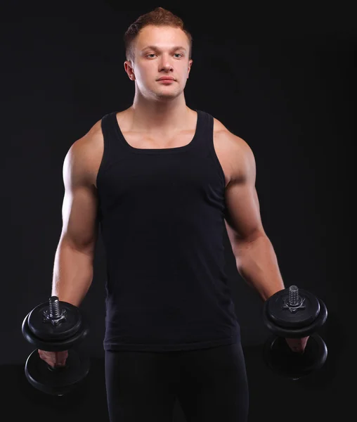 Hombre musculoso guapo haciendo ejercicio con pesas — Foto de Stock