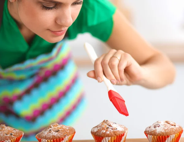 Vrouw bakt taarten in de keuken. — Stockfoto