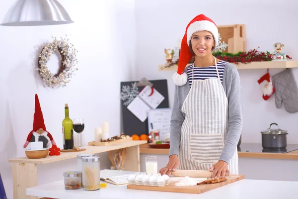 Glad ung kvinna ler glad ha kul med julen förberedelser bär Santa hatt — Stockfoto