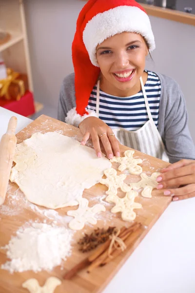 Glad ung kvinna ler glad ha kul med julen förberedelser bär Santa hatt — Stockfoto