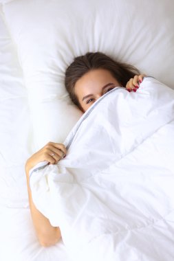 Onun yatak odası happilly Kapaklar altından bakmak oldukça genç bir kadın