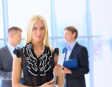 Bir klasörde elleri ile ön planda duran iş kadın