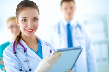 Tıp grubunun önünde çekici bir kadın doktor.