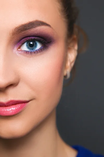 Studio shot van een mooie jonge vrouw dragen van professionele make-up — Stockfoto