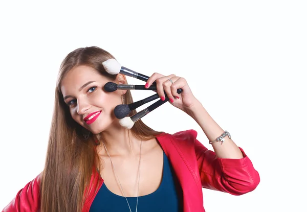 Jeune belle femme tient dans la brosse à main pour le maquillage — Photo