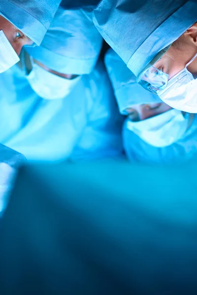 Equipe de cirurgia jovem na sala de cirurgia — Fotografia de Stock