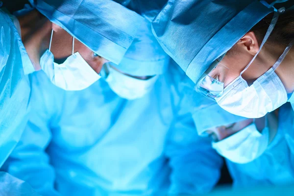 Genç ameliyat ekibi ameliyathanede.