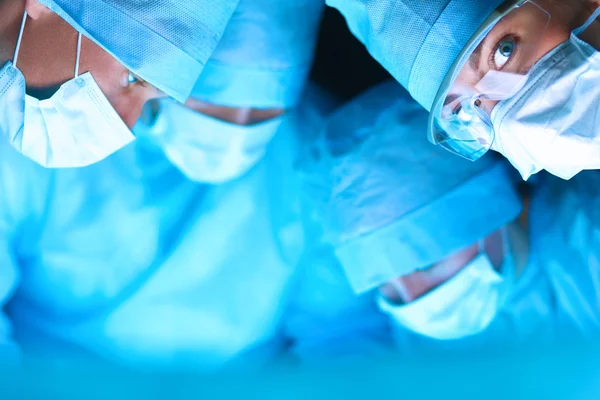 Mladý chirurgický tým na operačním sále — Stock fotografie