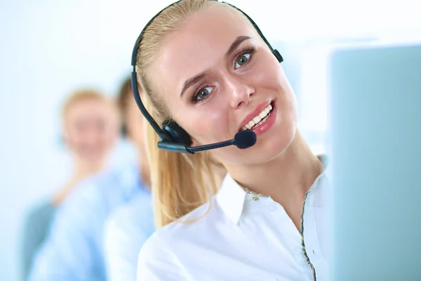 Attraente positivo giovani imprenditori e colleghi in un ufficio call center — Foto Stock