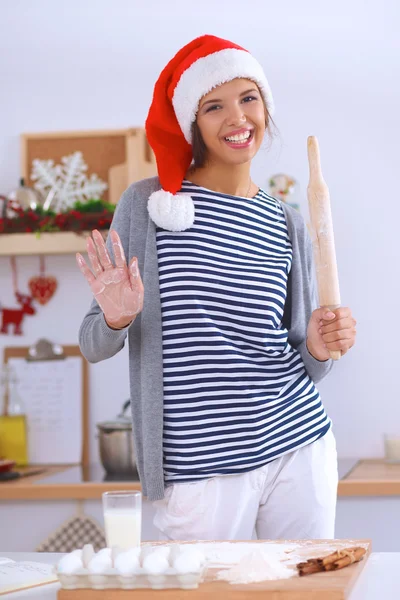 Gelukkig jong vrouw glimlachen gelukkig hebben plezier met kerst voorbereidingen dragen Santa hoed — Stockfoto