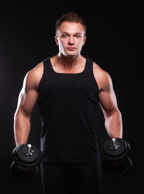 yakışıklı kaslı adam dumbell ile çalışma dışarı