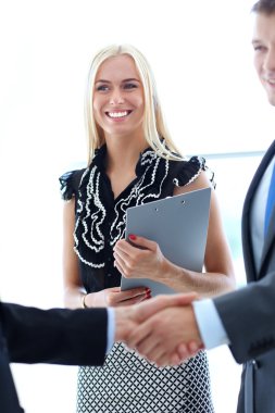 İş adamları toplantıdan sonra el sıkışıyor