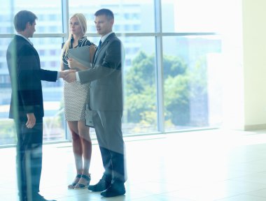 İş adamları toplantıdan sonra el sıkışıyor