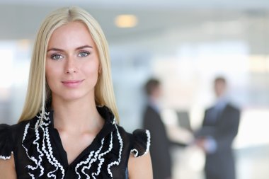 İş kadını ofiste ön planda duran