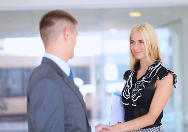 İş adamları toplantıdan sonra el sıkışıyor