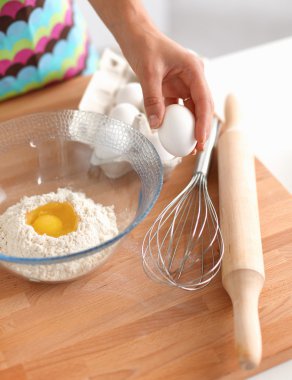 Kadın mutfakta pasta yapıyor.