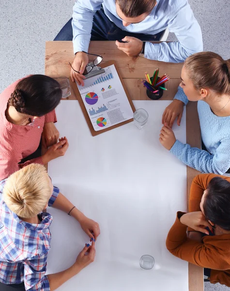 Uomini d'affari che siedono e discutono alla riunione di lavoro, in ufficio — Foto Stock