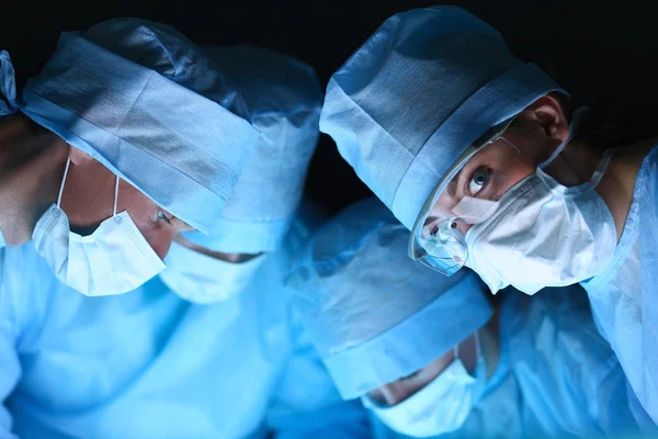 Équipe chirurgicale dans la salle d'opération — Photo
