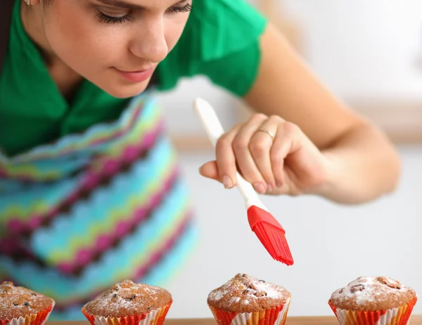 Vrouw bakt taarten in de keuken. — Stockfoto