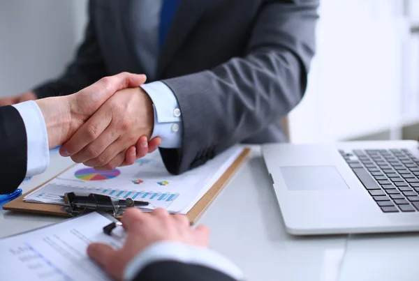 Gente de negocios dándose la mano, terminando una reunión —  Fotos de Stock