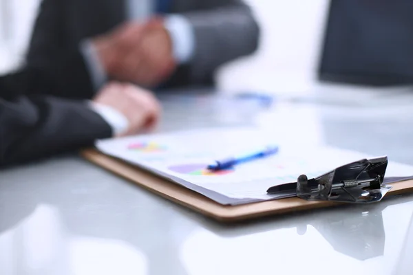 Gente de negocios dándose la mano, terminando una reunión — Foto de Stock