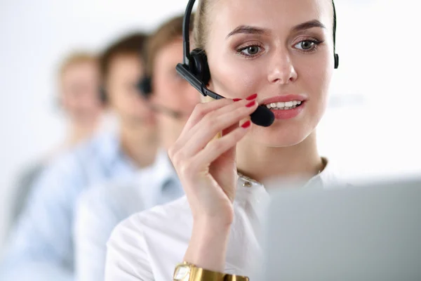 Atractivos jóvenes empresarios y colegas positivos en una oficina de call center — Foto de Stock