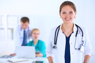 Kadın doktor hastanede steteskopla dikiliyor.