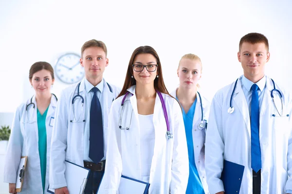 Birlikte ayakta duran bir grup gülümseyen hastane arkadaşının portresi. — Stok fotoğraf