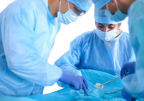 Equipe de cirurgia jovem na sala de cirurgia — Fotografia de Stock