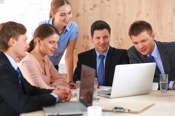 Uomini d'affari che siedono e discutono alla riunione di lavoro, in ufficio — Foto Stock