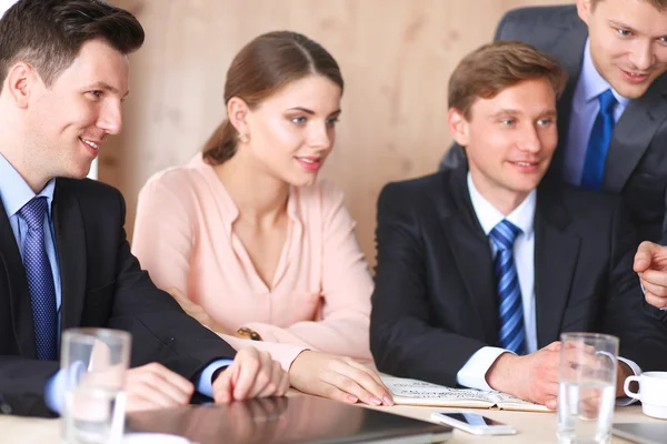 Zakenmensen zitten en discussiëren op zakelijke bijeenkomst, in functie — Stockfoto