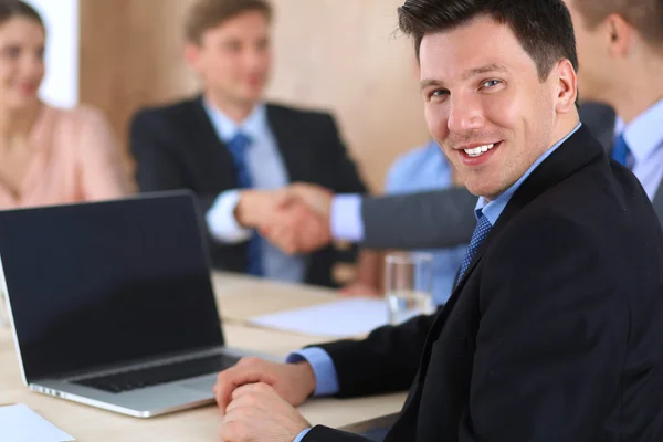 Geschäftsleute schütteln Hände, beenden ein Meeting — Stockfoto