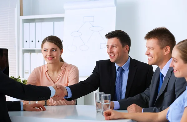 Gente de negocios dándose la mano, terminando una reunión — Foto de Stock