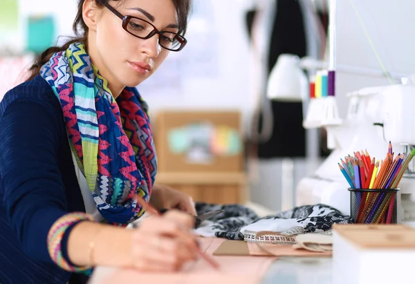 ドレスメーカーは、紙の上に服パターンを設計 — ストック写真