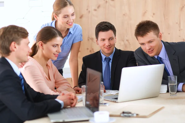 Empresários sentados e a discutir na reunião de negócios, no escritório — Fotografia de Stock