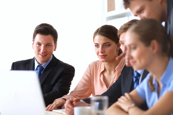 Affärsmän som sitter och diskuterar på affärsmöte, i ämbetet — Stockfoto