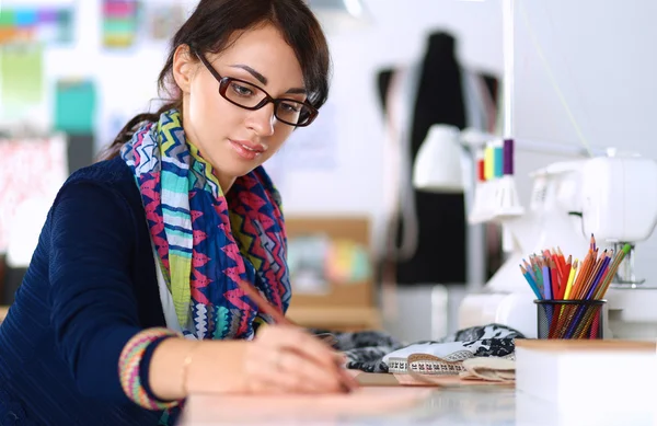 Dressmaker progettazione di modelli di vestiti su carta — Foto Stock