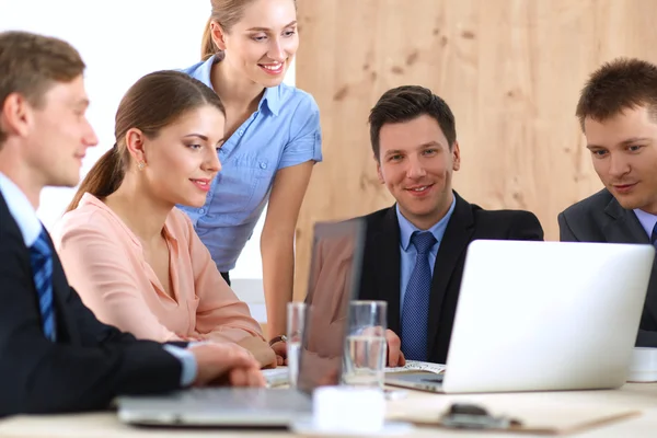 Uomini d'affari che siedono e discutono alla riunione di lavoro, in ufficio — Foto Stock