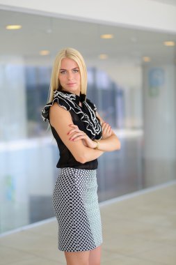 İş kadını ofiste ön planda duran