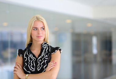 İş kadını ofiste ön planda duran