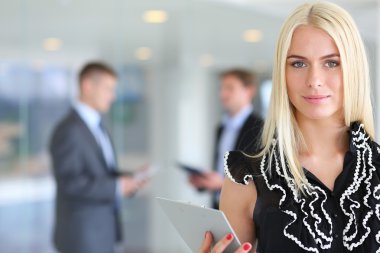 İş kadını ofiste ön planda duran