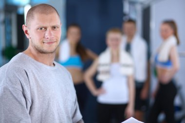 İnsanlar vasıl jimnastik salonu birlikte ayakta