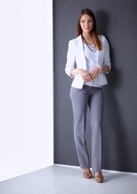 Steteskobu olan doktor kadın gri arka planda izole edilmiş.