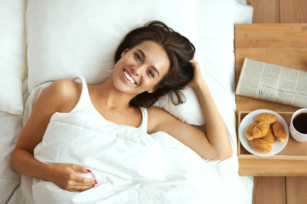 Junge schöne Frau liegt im Bett — Stockfoto