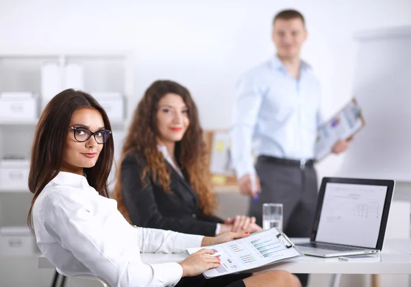 Zakenmensen zitten en discussiëren op zakelijke bijeenkomst, in functie — Stockfoto