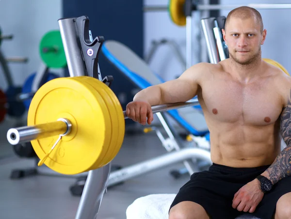 Joven hombre guapo después del entrenamiento en el gimnasio — Foto de Stock